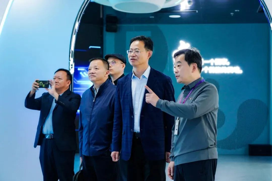 2024120602 国家广电总局发展研究中心一行赴凯发(中国)官网励丰文化调研指导